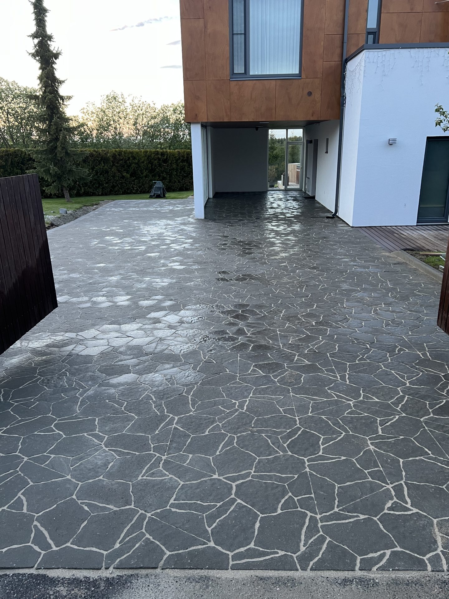 Moodne kodu, sissesõidu tee