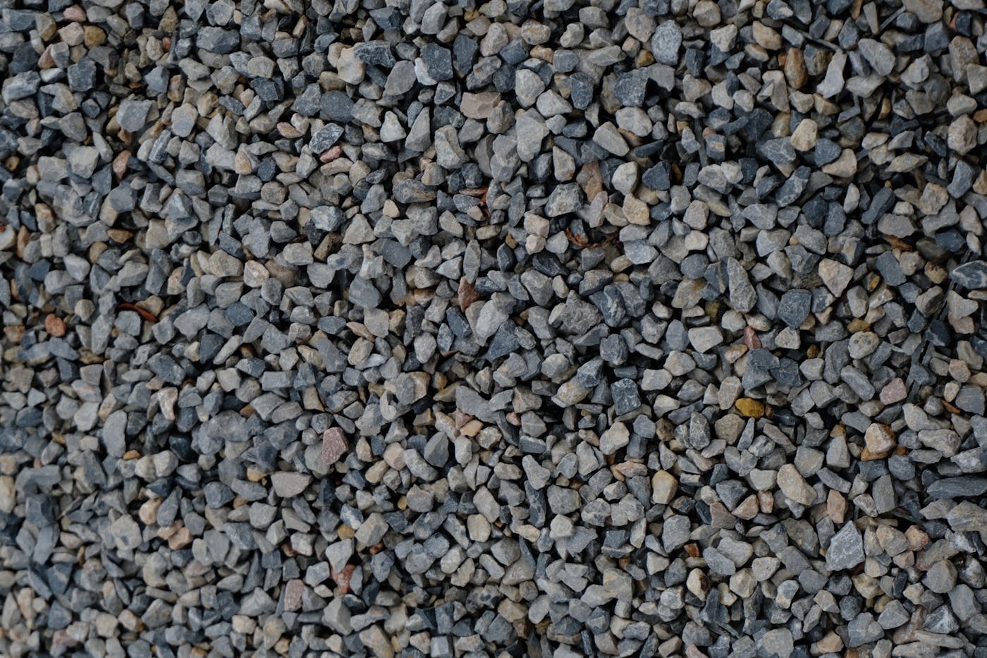 Killustikust äärekivi rajamine