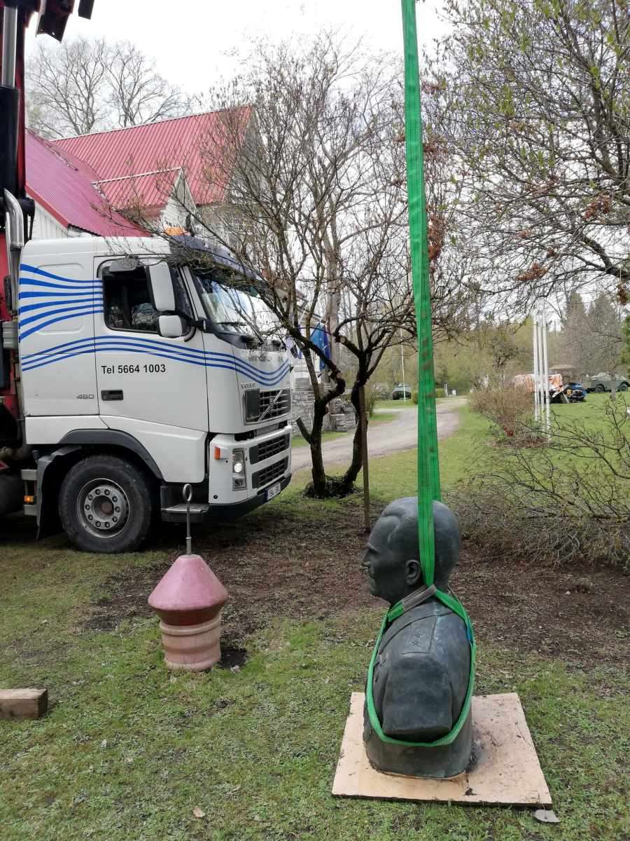 Mälestussamba teisaldamine mõisapargis