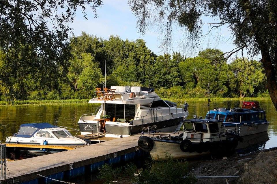 Kaater Emajõel rohelise kalda ääres