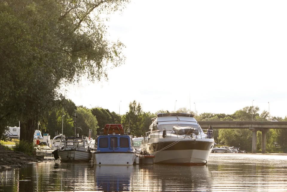 Kaater sõitmas Emajõel